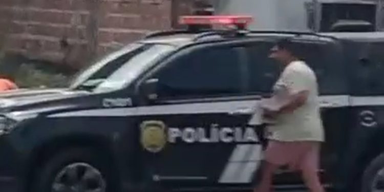 Vídeo: policial de Manaus faz viatura da PC de boteco enquanto “enche a lata”