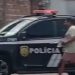 Vídeo: policial de Manaus faz viatura da PC de boteco enquanto “enche a lata”