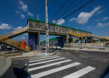 Alunos ficam presos dentro de elevador de plataforma de ônibus
