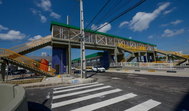 Alunos ficam presos dentro de elevador de plataforma de ônibus