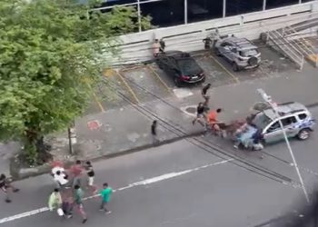 Vídeo: viatura da PM atropela homens para acabar com briga de rua