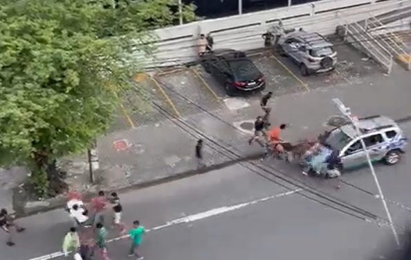 Vídeo: viatura da PM atropela homens para acabar com briga de rua