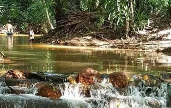 Imagem forte: morto pendurado pelo pescoço aterroriza cachoeira de Presidente Figueiredo