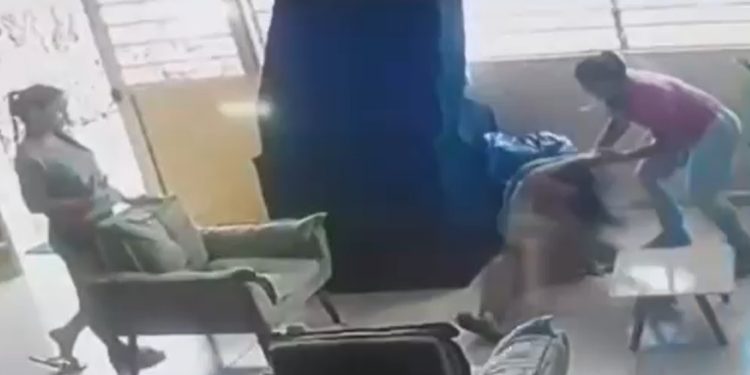 Vídeo: professora é agredida por mãe após concurso de rainha na escola