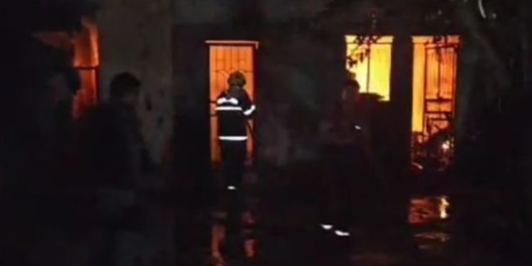 Casa pega fogo no Jorge Teixeira e proprietário morre queimado