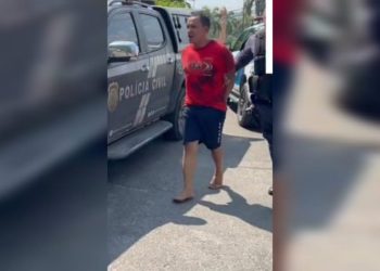 VÍDEO: pai e filha fazem resgate emocionante de cachorro em enchente