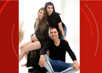 ‘Famílias estão mudando’, celebra trisal que teve união estável reconhecida após 10 anos de relação