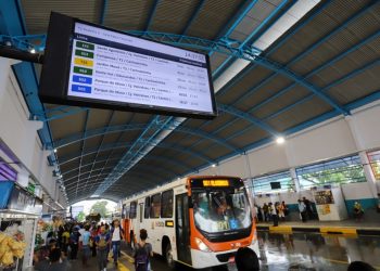 Vândalos quebram terminas de ônibus em Manaus e dão prejuízo aos cofres públicos