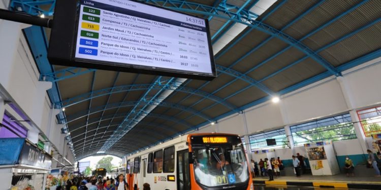 Vândalos quebram terminas de ônibus em Manaus e dão prejuízo aos cofres públicos
