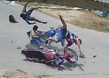 Vídeo mostra menino e dois motoqueiros voando pelos ares em acidente no Amazonas