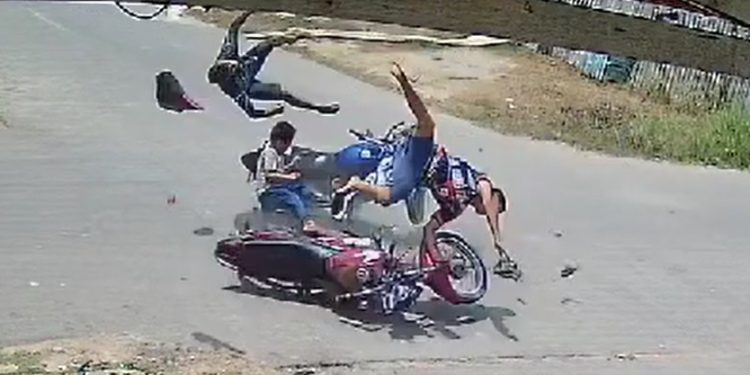 Vídeo mostra menino e dois motoqueiros voando pelos ares em acidente no Amazonas