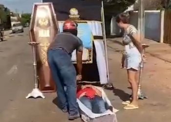 ​Vídeo: Empresário simula o próprio velório após terminar casamento de 15 anos e ex cobrar pensão