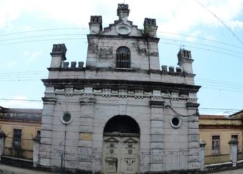 Cadáver jogado ao lado da antiga Vidal Pessoa apodrece e acaba coberto de larvas em Manaus