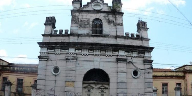 Cadáver jogado ao lado da antiga Vidal Pessoa apodrece e acaba coberto de larvas em Manaus