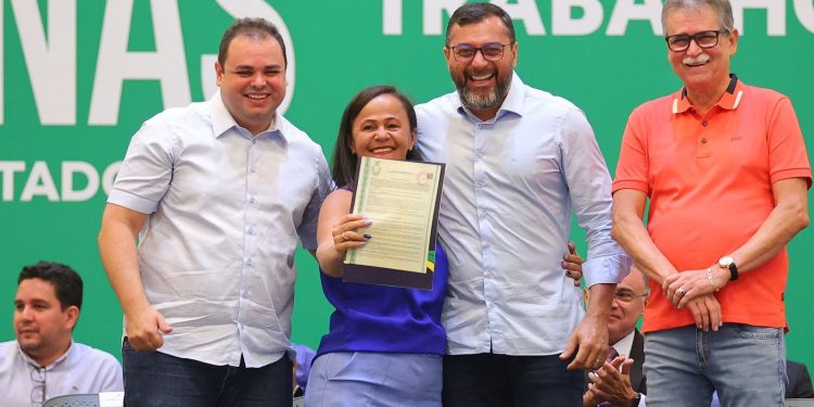 Mais de 300 famílias recebem títulos definitivos de imóveis e outras 22 são reassentadas