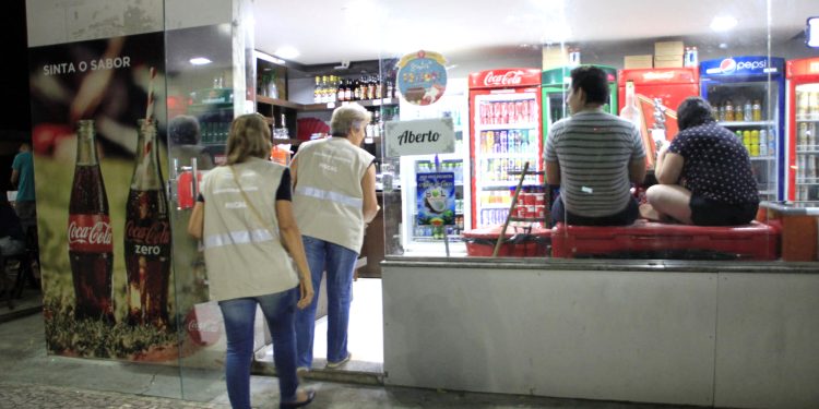 Com praia da Ponta Negra fechada, permissionários vão receber auxílio de R$ 1.000