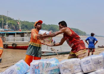 Prefeitura leva ajuda humanitária a 130 famílias de comunidades ribeirinhas do Puraquequara