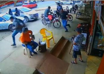 Vídeo mostra homem tentando fugir da polícia e sendo atropelado por carro; veja
