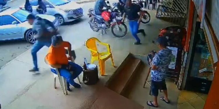 Vídeo mostra homem tentando fugir da polícia e sendo atropelado por carro; veja
