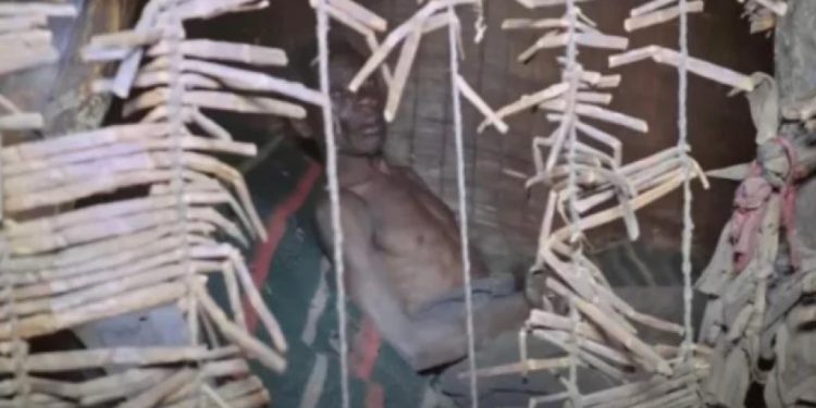 Homem vive há 55 anos isolado do mundo por medo de mulher; entenda