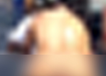 Em Manaus, mulher anda peladona em garupa de motocicleta