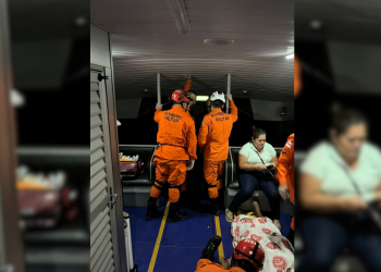 Lancha bate em banco de areia e passageiros ficam feridos no Amazonas