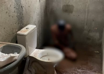 Autista é abandonado em cativeiro por irmão com corpo de mãe morta