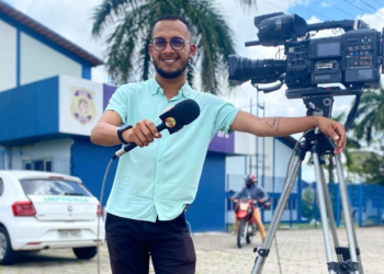 Repórter é detido durante transmissão ao vivo por delegada da PC