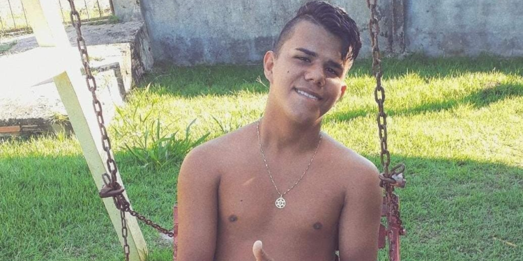 Jovem é executado e dois ficam feridos após tiroteio em casa de apostas