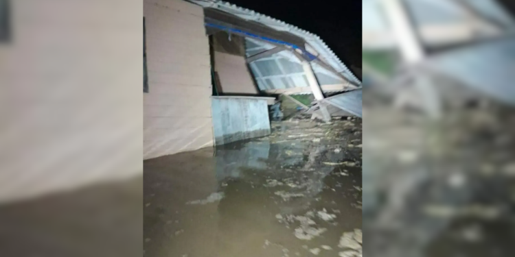 Vídeo: Deslizamento de terra engole casas em comunidade no Amazonas