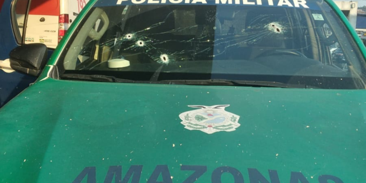 Bandidos trocam tiros com PMs e um deles leva a pior