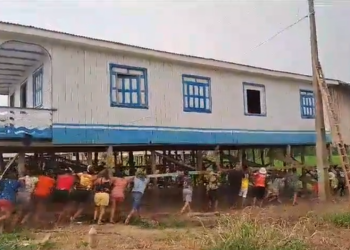 No amazonas, moradores mudam casas de lugar com medo de desbarrancamento; veja vídeos