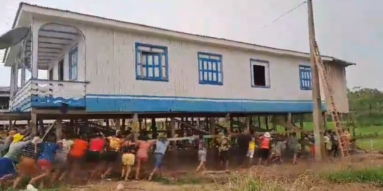 No amazonas, moradores mudam casas de lugar com medo de desbarrancamento; veja vídeos