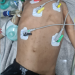 Tia é presa e marido foge após espancar criança e a deixarem em estado grave; imagens sensíveis