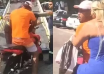 Sem capacete e de chinelo: motoqueiro abusado retira moto sem placa apreendida de cima de plataforma