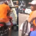Sem capacete e de chinelo: motoqueiro abusado retira moto sem placa apreendida de cima de plataforma