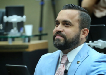 Enquanto Manaus sufoca em fumaça, deputado do AM pega R$ 18 mil em diárias para fazer curso no exterior