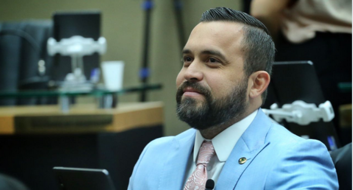 Enquanto Manaus sufoca em fumaça, deputado do AM pega R$ 18 mil em diárias para fazer curso no exterior