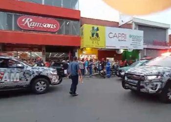 Vídeos: 12 funcionários de loja no Manoa são feitos reféns por assaltantes