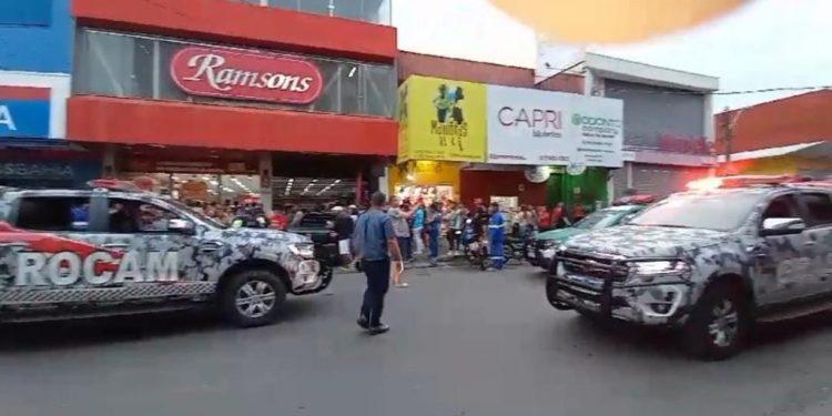 Vídeos: 12 funcionários de loja no Manoa são feitos reféns por assaltantes