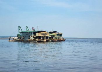 Estaleiro que fazia reparos em dragas de garimpo é multado em R$ 200 mil pelo Ipaam