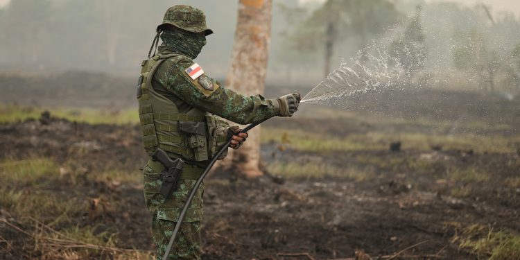 Piorando a fumaceira, dupla é presa pela PM ‘tacando’ fogo na mata em Careiro e Rio Preto da Eva