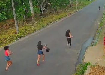 Vídeo: moradora em Manaus não aguenta mais curumins chutando o portão dela: ‘todos os dias’
