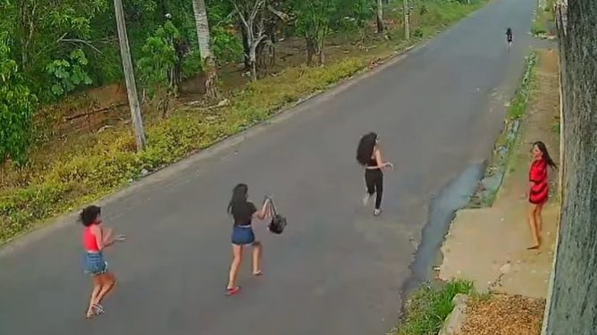 Vídeo: moradora em Manaus não aguenta mais curumins chutando o portão dela: ‘todos os dias’