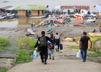 Ajuda humanitária chega em Beruri após barranco desabar e afetar 300 pessoas