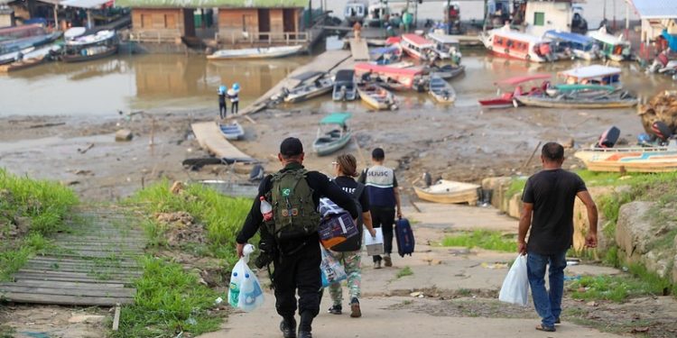 Ajuda humanitária chega em Beruri após barranco desabar e afetar 300 pessoas