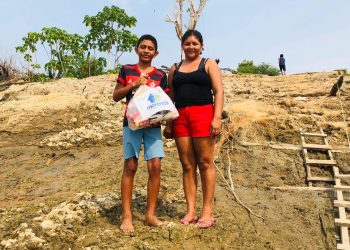 Governo do Amazonas retoma o Merenda em Casa e alunos impactados pela estiagem recebem alimentos