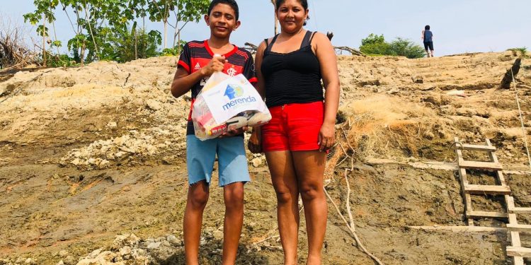 Governo do Amazonas retoma o Merenda em Casa e alunos impactados pela estiagem recebem alimentos