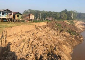 Vídeo mostra desespero de moradores enquanto barranco desaba e engole escola no Iranduba