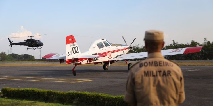 Amazonas recebe suporte de aeronaves para intensificar combate às queimadas